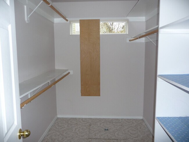 Building Photo - Spacious, West Salem Home
