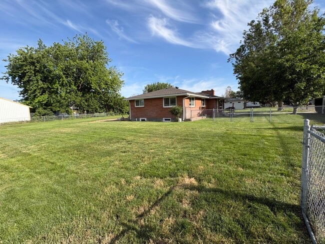 Building Photo - 821 N Rd 48