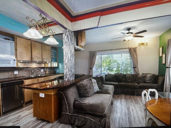 Building Photo - 239 Russell St