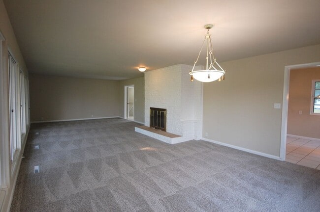 Building Photo - 3 Bedroom 2 Bathroom 2 Stall Attached Garage - Boone Iowa