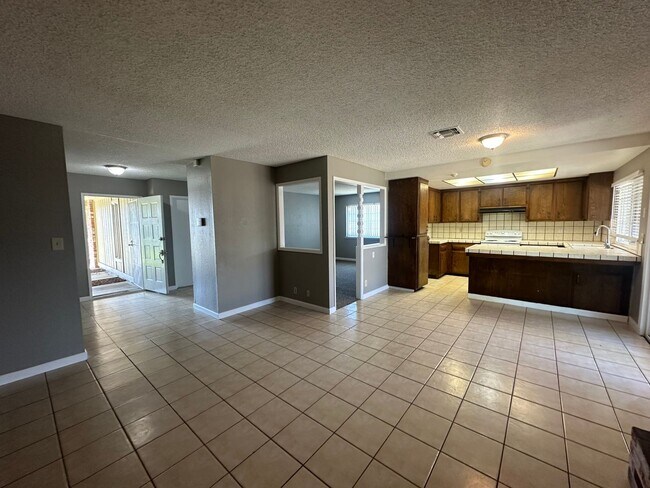 Building Photo - 1175 E Edison St