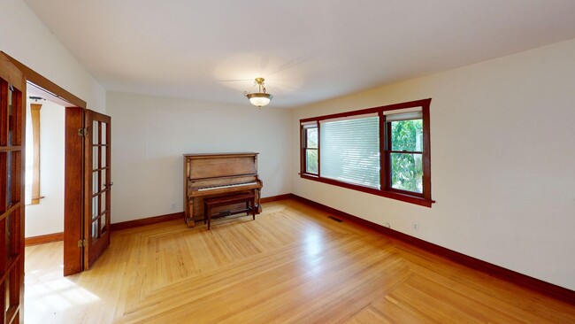 Building Photo - Stunning 1927 Prairie-Craftsman Home with ...