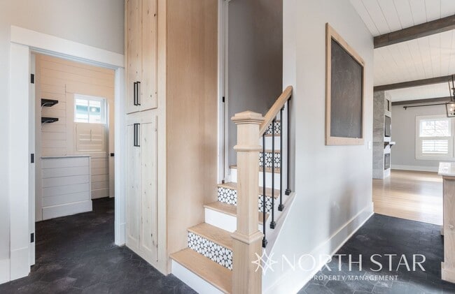 Building Photo - Coming Soon!  Remodeled Sellwood Bungalow