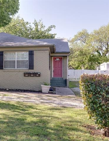Primary Photo - 422 E Worth St