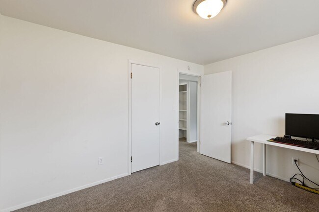 Building Photo - 4 bedroom with large backyard