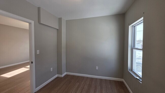 Building Photo - 31 Hicks St