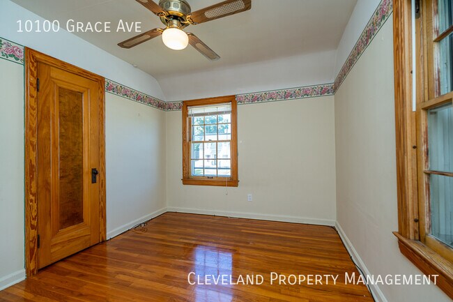 Building Photo - Solid Garfield Hts Colonial