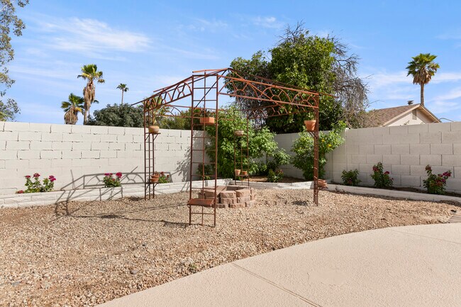 Building Photo - 6021 E Acoma Dr