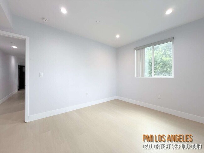 Building Photo - 208 E 87th St