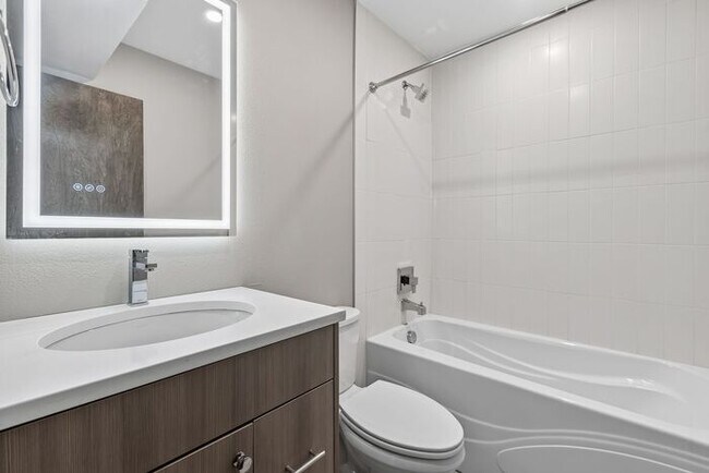 Building Photo - Trendy West Seattle Townhome w/Air Conditioning and Rooftop Deck