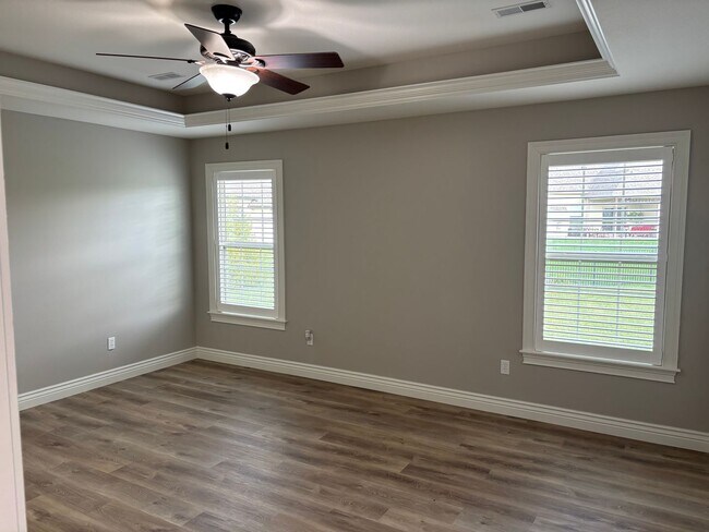 Building Photo - Single Family Home - Available For Rent in Old Hawthorne!