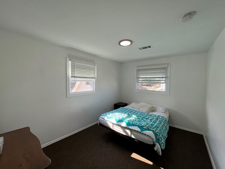 Bedroom with queen size adjustable bed - 100 Manning Pl