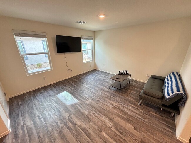 Building Photo - Charming 3Bed/2.5Bath/2Car Townhouse located in Northwest Las Vegas