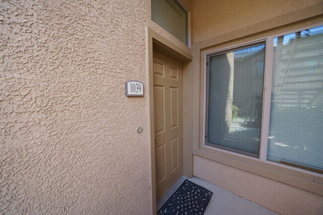 Building Photo - SHOWINGS AVAILABLE NOW