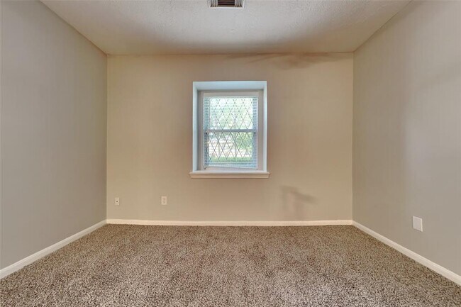 Building Photo - 2206 Lakeville Dr