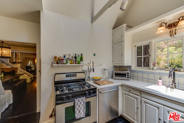 Building Photo - 8900 Hollywood Hills Rd