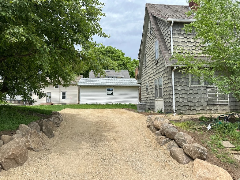 Building Photo - 710 S Mills St