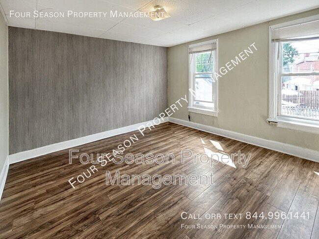 Building Photo - 306 S Locust St