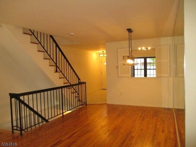 Building Photo - 181 Long Hill Rd