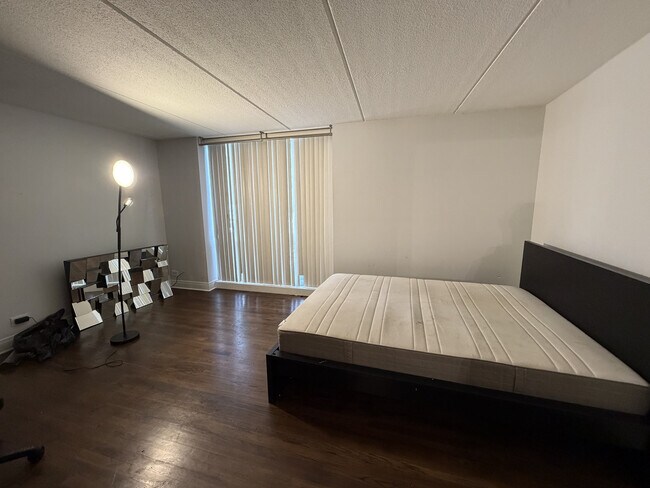 Building Photo - 1301 N Western Ave