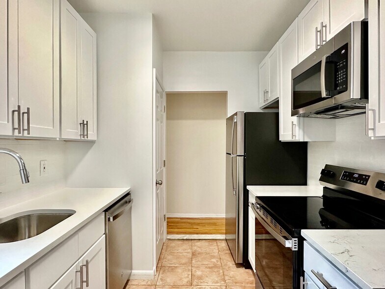 Building Photo - 209 W 108th St