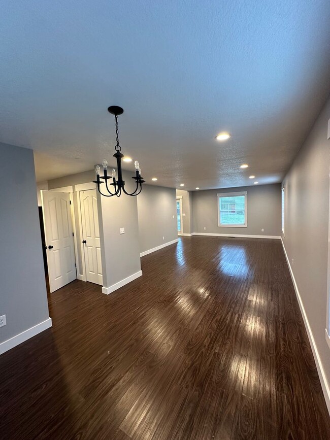 Building Photo - 4 Bedroom House Available in Hammond!