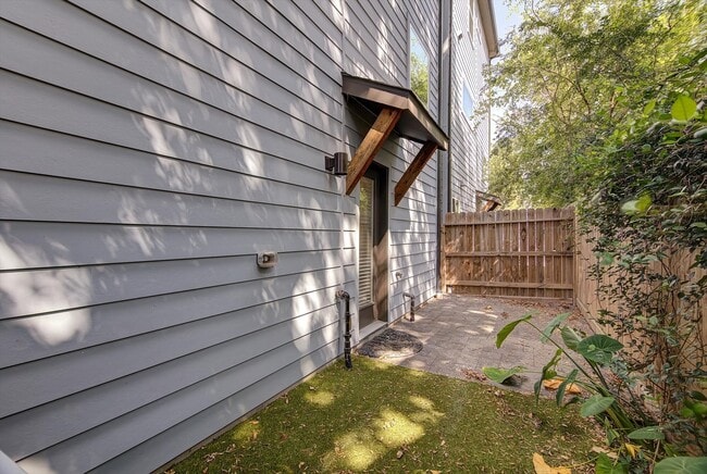 Building Photo - 1329 Buescher Dr