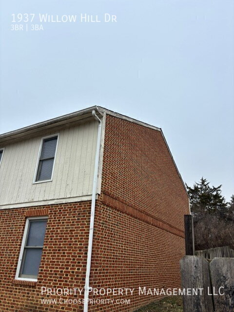 Building Photo - 1937 Willow Hill Dr