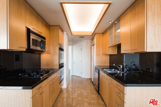 Building Photo - 13600 Marina Pointe Dr