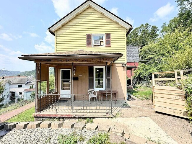 Building Photo - Cute 2 Bedroom, 1 Bath Home Pitcairn, PA | Section 8 Accepted