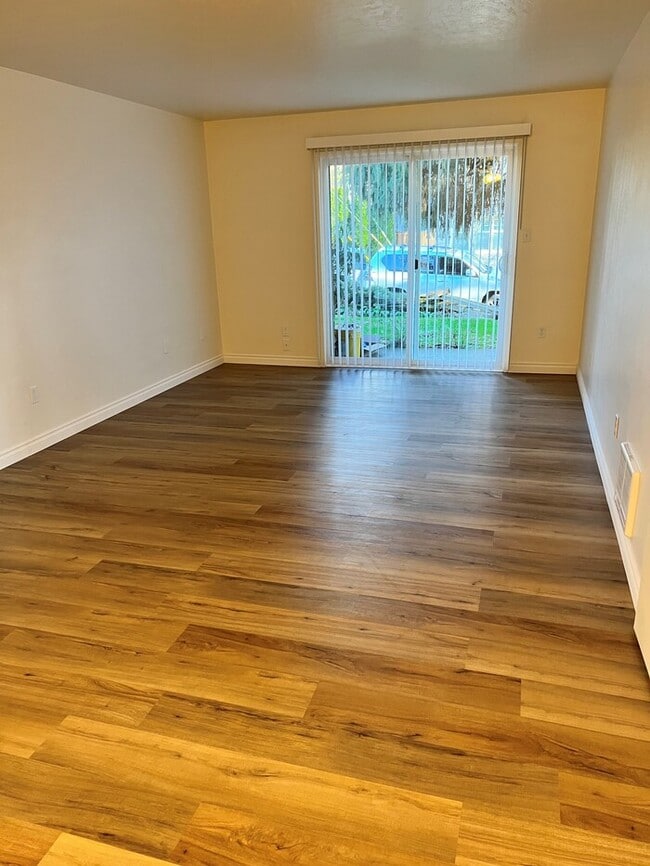 Building Photo - Beautiful Remodeled Home with Hardwood Pla...