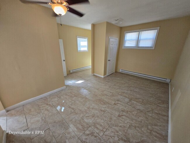 Building Photo - Studio 1 bath with Full Kitchen Available in Hyde Park