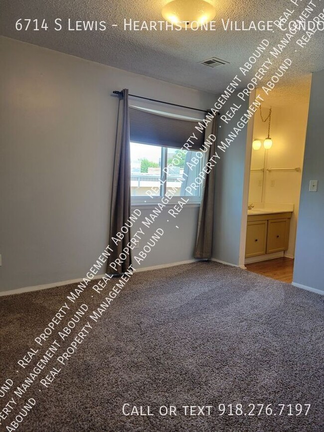 Building Photo - GATED Community!  Two bedroom, two bath en...