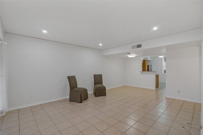 Building Photo - 2727 Briarhurst Dr