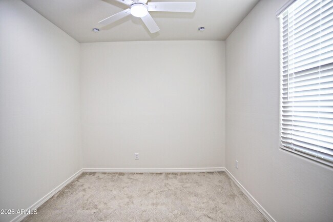Building Photo - 977 W Finch Dr