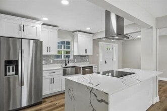 Building Photo - 8635 Strathmore Dr