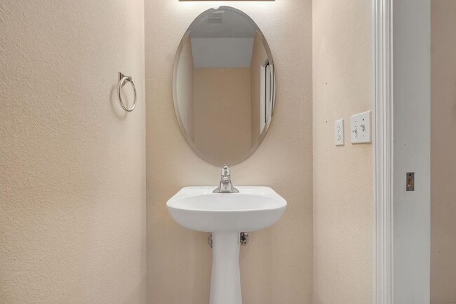 Building Photo - Spacious 3 Bedroom Townhome with Fireplace & Deck