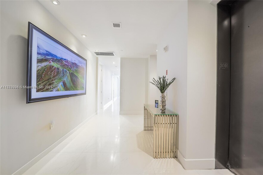 Building Photo - 1100 Biscayne Blvd