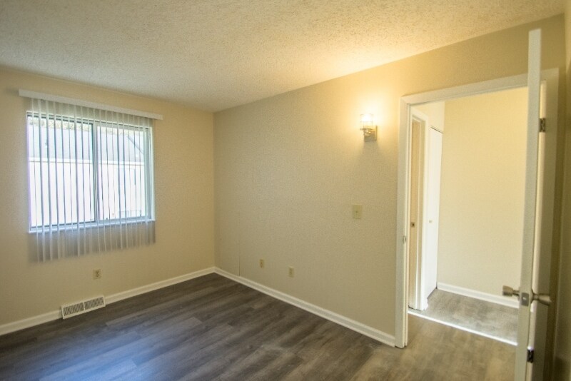 Building Photo - 221 Peppertree Ln