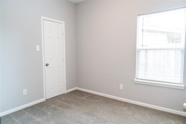 Building Photo - 3915 Brookmeade Dr