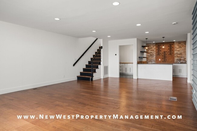 Building Photo - Exquisite Pacific Beach 4 bedroom located on a quiet cul-de-sac in the coveted Floral Terrace com...