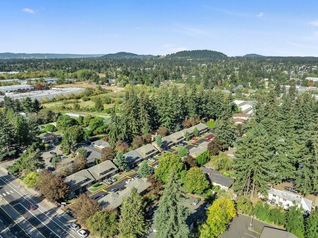 Building Photo - Large 2 bed 1.5bath townhouse