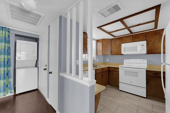 Building Photo - NEWLY REMODELED 2 BEDROOM CONDO!