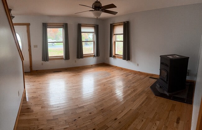 Building Photo - 167 Main St