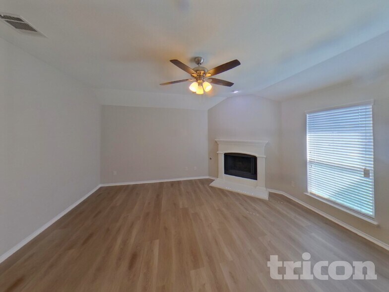 Building Photo - 3105 Oakcrest Dr