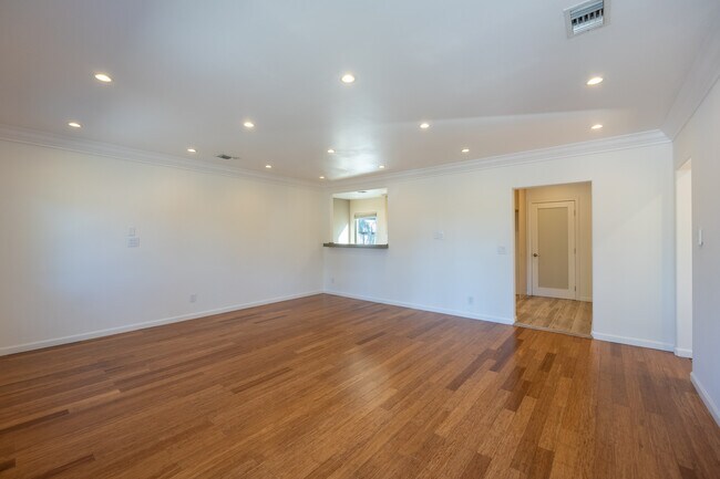 Building Photo - 10930 Oro Vista Ave