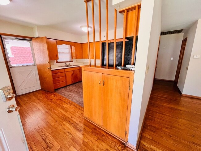 Building Photo - Single Family Home - 3 bedrooms and 1.5 bathrooms in Phelps Grove neighborhood. Ready for move-in...