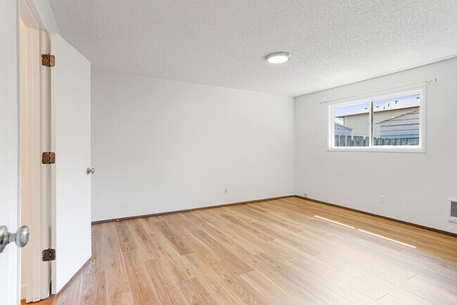 Building Photo - State Duplex - VPM482830S-6