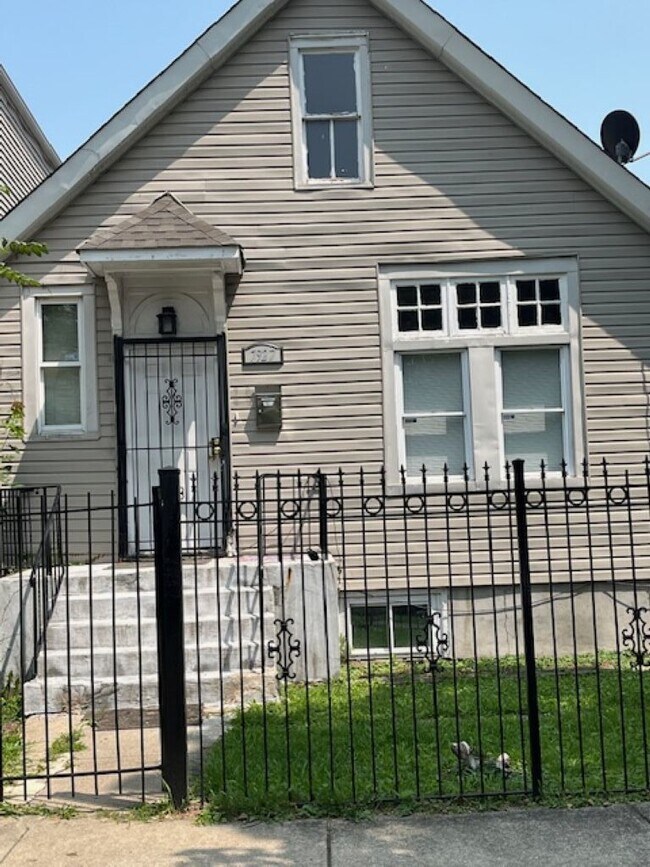 Primary Photo - 7927 S Burnham Ave