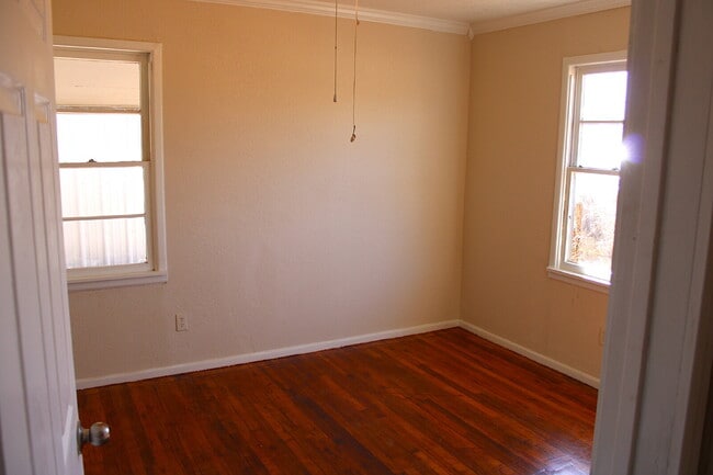 Building Photo - nicely remodeled 2/2 spacious home